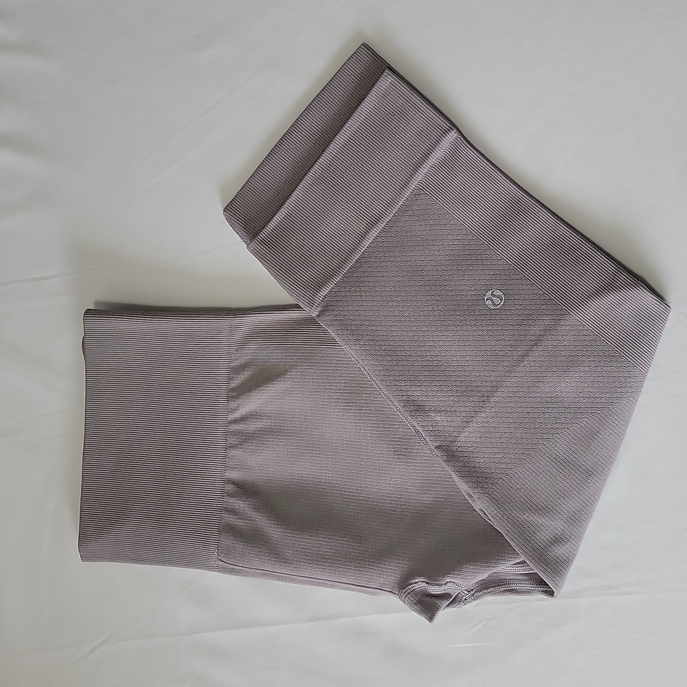 Lululemon Compression Capri ~Size 8 - image 1
